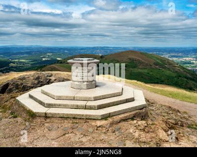 Memorial zum Gedenken an das Diamantenjubiläum von Queen Victoria auf dem Worcestershire Beacon in den Malvern Hills AONB England Stockfoto