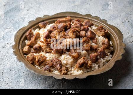 Türkisches Fleisch et kavurma mit Reis - pilav (türkischer Name; kurban kavurma, pilav ustu kavurma) Stockfoto