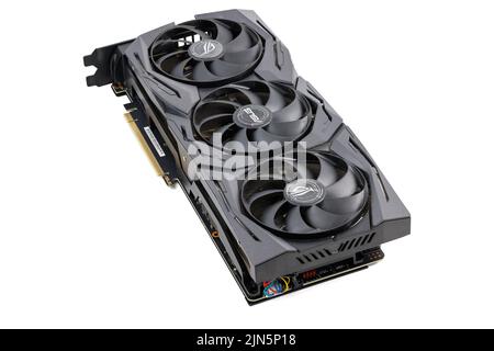 Große schwarze moderne Gaming-Grafikkarte auf weißem Hintergrund isoliert Stockfoto