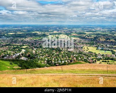 Blick über die Stadt Great Malvern von Worcestershire Beacon in den Malvern Hills AONB England Stockfoto