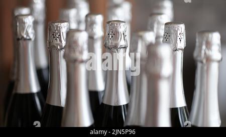 Im Restaurant sind Champagner-Flaschen ausgestellt Stockfoto