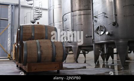 Riesige Tanks in Weinkellern und Holzfässer mit Wein oder Alkohol Stockfoto