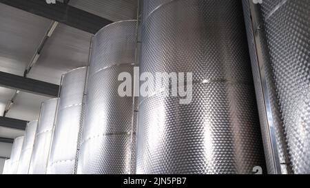 Linie von industriellen chemischen Tanks in der chemischen pharmazeutischen Produktion Stockfoto