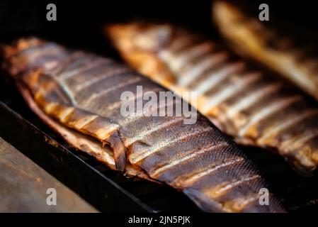 Regenbogenforelle auf Grill bbq geräuchert. Stockfoto