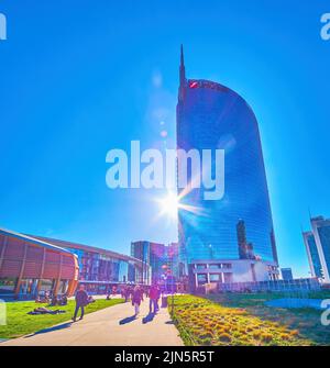 MAILAND, ITALIEN - 9. APRIL 2022: Genießen Sie am 9. April in Mailand, Italien, angenehme Abendstunden in modernen Gebäuden des Komplexes Piazza Gae Aulenti Stockfoto