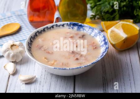 Traditionelle türkische Küche, traditionelle türkische Kuttelsuppe, Iskembe Corbasi und Innereien-Suppe, türkische Fleischsuppe Kelle Paca (türkischer Name; Kelle Stockfoto