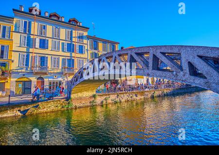 MAILAND, ITALIEN - 9. APRIL 2022: Der malerische Naviglio Grande Canal mit Blick auf alte Häuser und die Alda Merini Brücke, am 9. April in Mailand Stockfoto