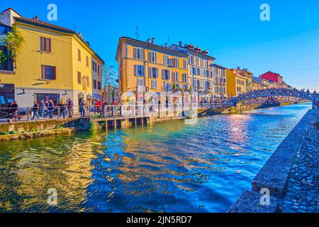 MAILAND, ITALIEN - 9. APRIL 2022: Der Naviglio Grande Canal mit seinen historischen Häusern wurde am 9. April in Mailand, Italien, zu einem der beliebtesten Orte des Nachtlebens Stockfoto