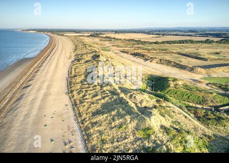 Luftaufnahme über den Sanddünen, die den Littlehampton Golfplatz vor dem Meer schützen. Stockfoto