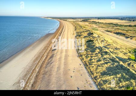 Luftaufnahme über den Sanddünen, die den Littlehampton Links Golfplatz vor dem Meer schützen. Stockfoto