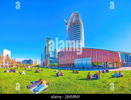 MAILAND, ITALIEN - 9. APRIL 2022: Entspannen Sie sich am 9. April in Mailand, Italien, an einem angenehmen Frühlingstag auf der Piazza Gae Aulenti Stockfoto