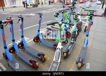 London, England, Großbritannien. Offizielle E-Scooter zu mieten Stockfoto