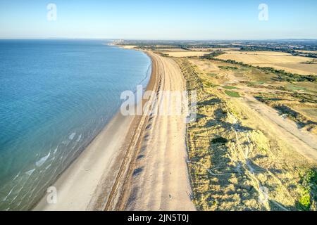 Luftaufnahme über den Sanddünen, die den Littlehampton Golfplatz während des trockenen und heißen Sommers 2022 vor dem Meer schützen. Stockfoto