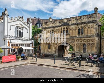 Abbey Gateway jetzt Malvern Museum neben gotischen Gebäuden in der Abbey Road Great Malvern Worcestershire England Stockfoto