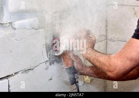 Winkelschleifer Elektrowerkzeug für geschnittenen Beton mit Siliziumkarbidrädern schneidet Mauerwerk. Stockfoto