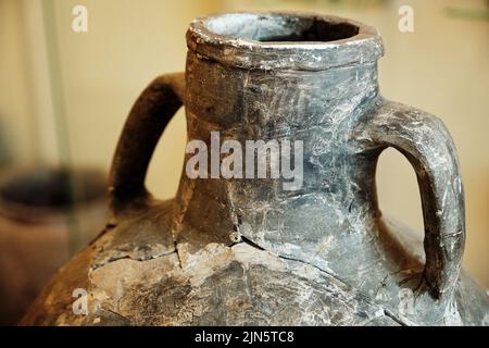 Tonwaren namens Amphora, die in der Antike zum Transport von Waren, insbesondere Wein und Lebensmitteln, verwendet wurden. Amphoren aus römischer Zeit. Stockfoto