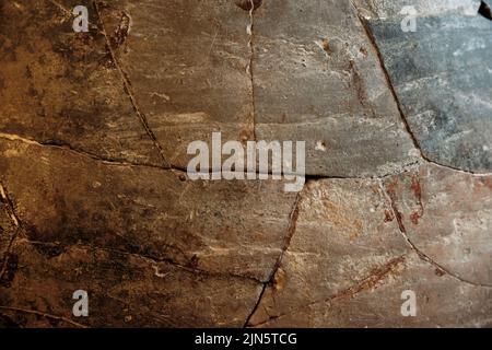 Fragment einer alten Amphore. Tonwaren namens Amphora, die in der Antike zum Transport von Waren, insbesondere Wein und Lebensmitteln, verwendet wurden. Amphoren aus römischer Zeit. Stockfoto