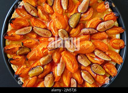 Hausgemachte Tarte mit Aprikosen, Feigen und Mandeln Stockfoto