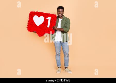Foto von positiven Kerl halten Papier wie sms-Nachricht tragen Hemd Denim Jeans isoliert Pastellfarbe Hintergrund Stockfoto