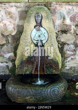 Malvhina Auslauf des Malvern Quellwassers und Malvhina Skulptur von Rose Garrard Great Malvern Worcestershire England Stockfoto