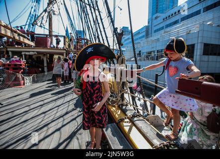 London UK 9 August 2022 zwei Piraten kommen an Bord, um das schwedische Schiff Götheborg aus dem 18.. Jahrhundert zu besuchen, das am South Dock Quay in Canary Wharf angedockt ist. Täglich bis zum 12. August für Besucher geöffnet Paul Quezada-Neiman/Alamy Live News Stockfoto