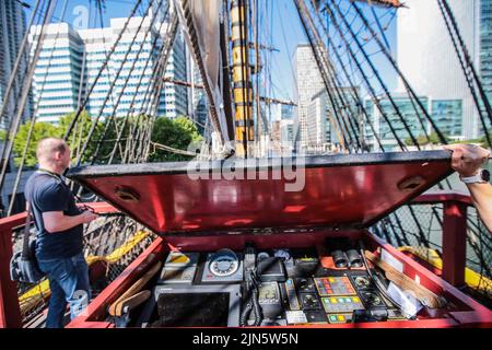 London UK 9 August 2022 das neue Schifffahrtsbrett des schwedischen Schiffes Götheborg aus dem 18.. Jahrhundert, das am South Dock Quay in Canary Wharf angedockt ist. Täglich bis zum 12. August für Besucher geöffnet Paul Quezada-Neiman/Alamy Live News Stockfoto