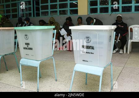 Ein Blick auf Wahlurnen, die während der Parlamentswahlen in Kenia auf Stahlstühlen am Nakuru Boys High School Polling Center aufgestellt wurden. Die Kenianer begannen am Dienstagmorgen, dem 9. August 2022, mit der Wahl ihres bevorzugten Präsidenten und der Mitglieder der nationalen und der Bezirksversammlungen. Bei den umkämpften Präsidentschaftswahlen wird ein Wettlauf zwischen dem Präsidentschaftskandidaten von Azimio La Umoja, Raila Odinga, 77, und dem Kenya Kwanza Allianceís William Ruto, 55, bei einer Wahl mit vier Präsidentschaftskandidaten erwartet; weitere sind David Mwäure von der Agano-Partei und George Wajakhoyah, der die Roots Party vertritt. Stockfoto