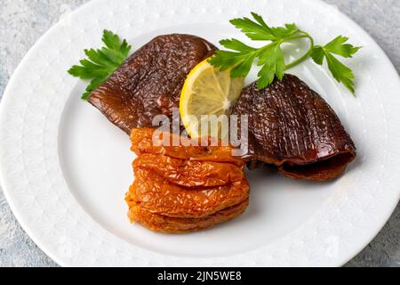 Getrocknete Auberginen gefüllt und getrockneter Pfeffer gefüllt mit Reis, Tomaten und Olivenöl als Dolma bekannt. (Türkischer Name; kuru biber dolmasi, kuru patlican dolma Stockfoto