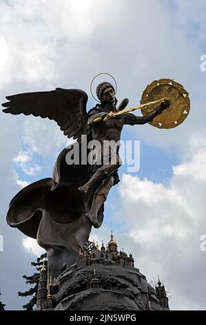 Heiliger Michael der Erzengel auf einem Brunnenberg in Kiew Ukraine Stockfoto