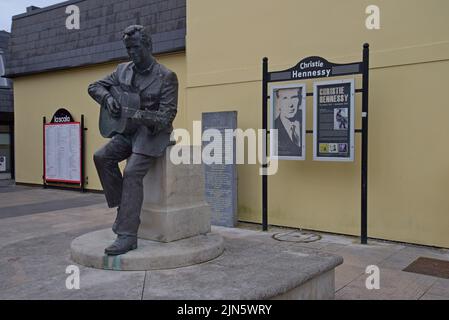 Gedenkstatue für Christie Hennessy, den irischen Folk-Signer-Songwriter in Abbey Street, Tralee, County Kerry, Irland. Juli 2022 Stockfoto