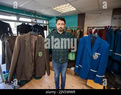 Paul Doherty, Gründer und Direktor von Foodstock Charity, im beliebten Schuluniform-Laden von Foodstock an der Andersonstown Road im Westen von Belfast. Stockfoto