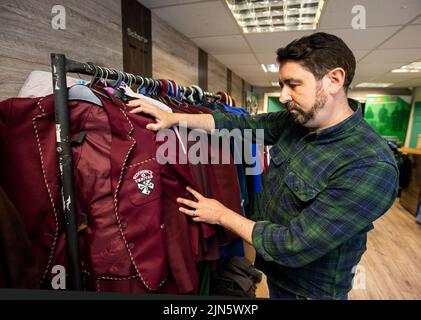 Paul Doherty, Gründer und Direktor von Foodstock Charity, im beliebten Schuluniform-Laden von Foodstock an der Andersonstown Road im Westen von Belfast. Stockfoto