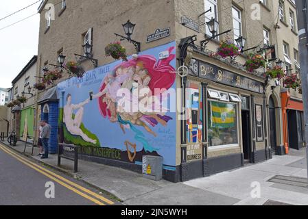 Ein Parodie-Wandgemälde des Michaelangelo-Wandbildes von Adam mit Guinness in der Slievemish Bar, Tralee, County Kerry, Irland Stockfoto