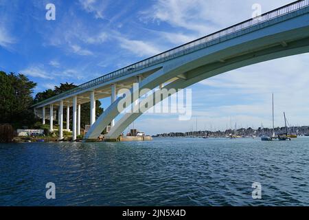 LA-TRINITE-SUR-MER, FRANKREICH -12 AUG 2021- Blick auf die Brücke Pont de Kerisper über den Hafen von La Trinite sur Mer an der Bucht von Quiberon in Morbihan, Stockfoto