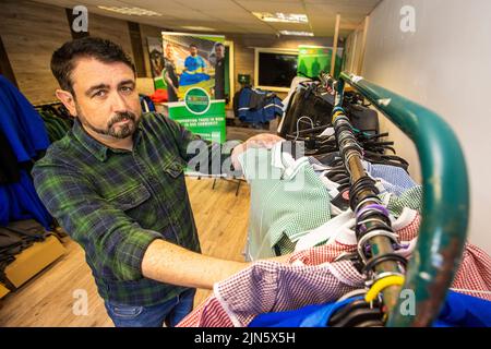 Paul Doherty, Gründer und Direktor von Foodstock Charity, im beliebten Schuluniform-Laden von Foodstock an der Andersonstown Road im Westen von Belfast. Stockfoto