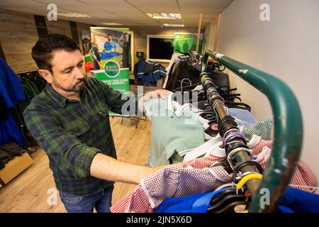 Paul Doherty, Gründer und Direktor von Foodstock Charity, im beliebten Schuluniform-Laden von Foodstock an der Andersonstown Road im Westen von Belfast. Stockfoto