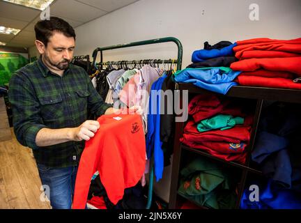 Paul Doherty, Gründer und Direktor von Foodstock Charity, im beliebten Schuluniform-Laden von Foodstock an der Andersonstown Road im Westen von Belfast. Stockfoto