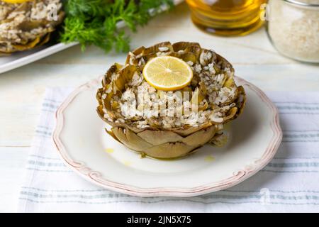 Frische, leckere gefüllte Artischocke, beste türkische Küche. Türkischer Name; Zeytinyagli Enginar Dolmasi Stockfoto