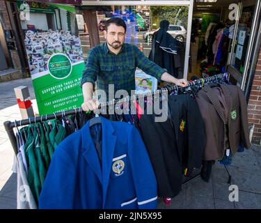 Paul Doherty, Gründer und Direktor von Foodstock Charity, im beliebten Schuluniform-Laden von Foodstock an der Andersonstown Road im Westen von Belfast. Stockfoto