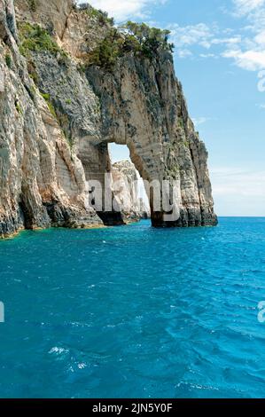 Wunderschöne Aussicht auf Blue Caves Felsbögen Kaskade im blauen Wasser des Ionischen Meeres innerhalb Blue Cave Island Zakynthos Griechenland Stockfoto