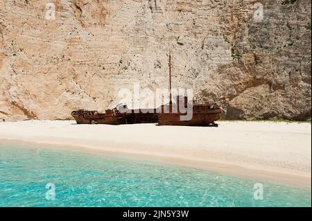 Navagio Beach oder Shipwreck Beach (manchmal auch als Smugglers Cove bezeichnet) an der Küste von Zakynthos, auf den ionischen Inseln Griechenlands Stockfoto