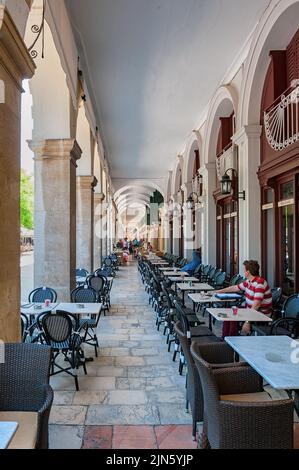 Ein modisches gewölbtes Café von Liston in Korfu, Griechenland Stockfoto