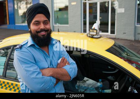 Baghwant Singh, Silver Top Cab Servicefahrer fotografiert mit seinem Fahrerhaus in der Elizabeth Street, Melbourne Stockfoto