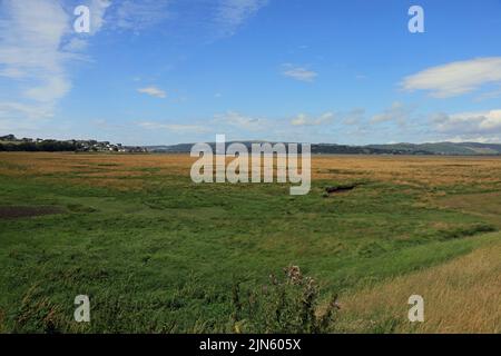 Arnside und der Fluss Kent von der alten Eisenbahnlinie und dem Salzmarsch in der Nähe der Carr Bank Cumbria England aus gesehen Stockfoto