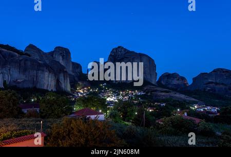 Nachtszene des Dorfes Kastraki und der Meteora-Berge bei Nacht, Griechenland Stockfoto