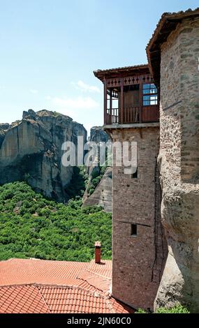 Turm des Klosters Roussanou mit Blick auf das Bergtal in Meteora Griechenland Stockfoto