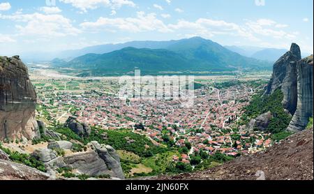 Panorama auf die kleine Stadt in Meteora Griechenland Stockfoto