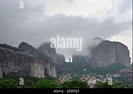 Meteora Berge im Nebel nach dem Regen, Griechenland Stockfoto