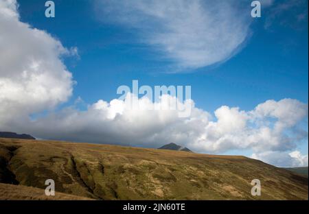 Wolken, die über den Gipfel von Beinn Tarsuinn und Goat fielen, wurden vom Gipfel des String Arran North Ayrshire Scotland aus gesehen Stockfoto