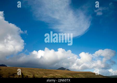 Wolken, die über den Gipfel von Beinn Tarsuinn und Goat fielen, wurden vom Gipfel des String Arran North Ayrshire Scotland aus gesehen Stockfoto